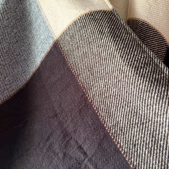 Colorblock Fringe Poncho Wrap NWT black cream gray - Picture 4 of 7